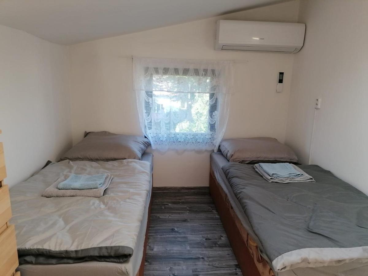 Se Zahradou Pro Dve Osoby V Turisticky Oblibene Lokalite Holiday home