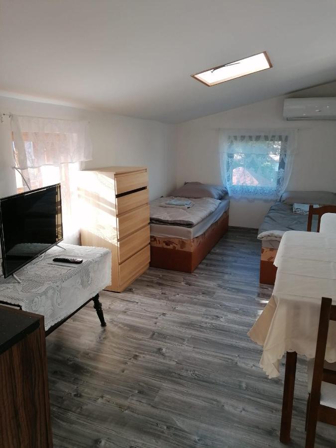 Se Zahradou Pro Dve Osoby V Turisticky Oblibene Lokalite Holiday home